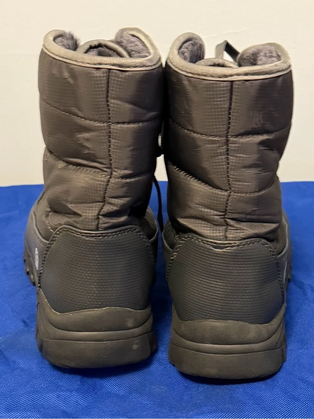 Insulated waterproof Lace-Up Winter Boots in Dark Gray boys 7/7.5 womens 9/9.5